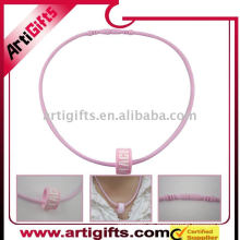 Collar de silicio con logo en color rosa